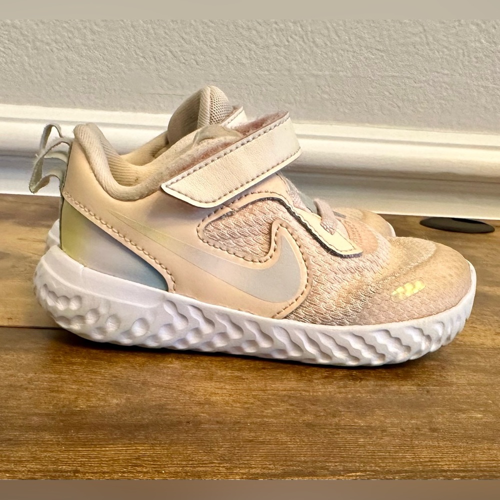 Nike Revolution 5 SE Crimson Tint Multi size 8 toddler